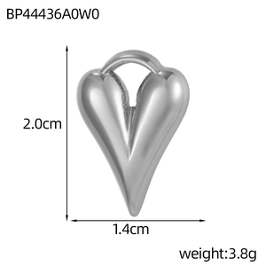 Macro-opname van gepolijste hartvormige hanger met details van 2,0 cm hoog en 1,4 cm breed