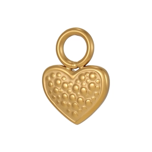 Macro detail van de gouden hartvormige hanger met unieke metalen bellenstructuur