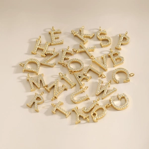 Pendentifs alphabet A-Z en acier inoxydable plaqué or avec zircons micro-paves