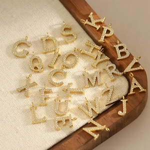 26 pendentifs lettres en acier doré avec oxydes de zirconium pour la création de bijoux