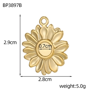 Detail of golden sunflower pendant with size labels and weight showing 2.9cm and 5.0g