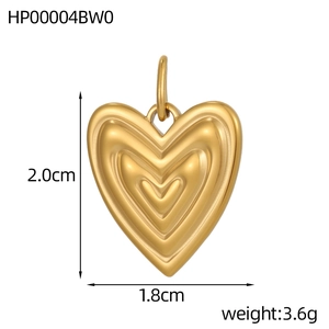 Detail van gouden hart hanger met afmetingen 2,0cm x 1,8cm en gewicht van circa 3,6g