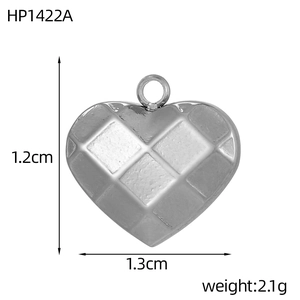 Gedetailleerde weergave van zilveren hart hanger met ruitpatroon en maten 1,2cm x 1,3cm