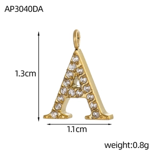 Détail macro du pendentif lettre A en PVD or avec sertissage de zircons cubiques
