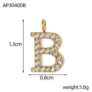 Détails d'un pendentif lettre B doré serti de zircons cubiques brillants et raffinés