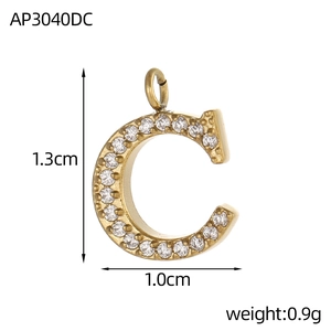 Détail du pendentif lettre C serti de zircons avec dimensions et poids précis