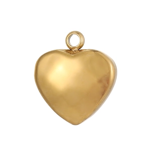 Gedetailleerd macrobeeld van een gepolijste gouden hart hanger met een metalen ring