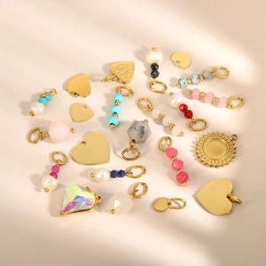 Assortiment van 18k gouden hartvormige hangers en kleurrijke kralen DIY charms