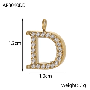 Vue détaillée des dimensions du pendentif lettre D doré serti de zircons pour bijoux
