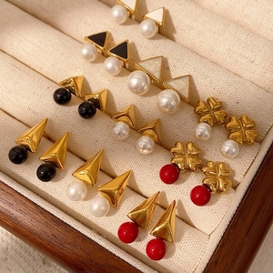 Colección de pendientes vintage bañados en oro 18K con corazones rojos y perlas