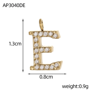 Détail du pendentif lettre E doré avec oxydes de zirconium et mesures de 1,3 cm