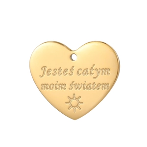 Gepolijste gouden hart hanger met gegraveerde zon en Poolse quote op witte basis