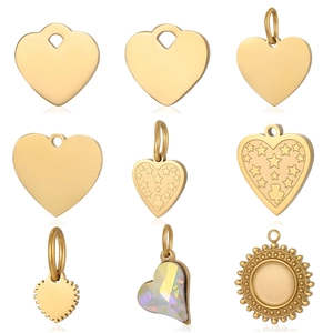 Collection de neuf pendentifs coeur en acier inoxydable doré avec gravures d'étoiles