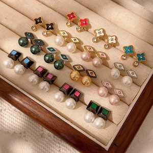 Colección de pendientes de flores geométricas con esmalte de colores y perlas en caja