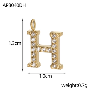 Vue détaillée du pendentif lettre H doré avec zircons pavés et dimensions précises