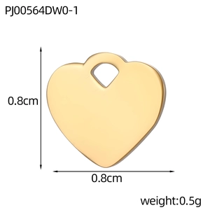 Gros plan du pendentif cœur en acier inoxydable doré avec dimensions 0,8 cm et 0,5 g