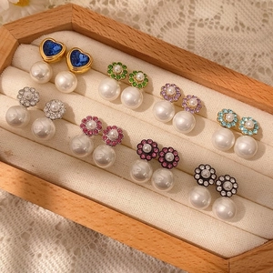 Elegante set de pendientes de flores con diamantes y perlas en joyero de madera natural