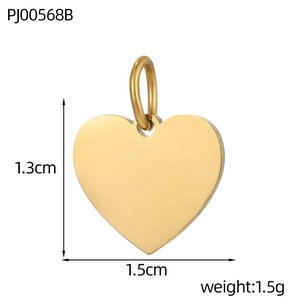 Détail macro d'un pendentif cœur en or 18 carats de 1,5cm avec taille et poids