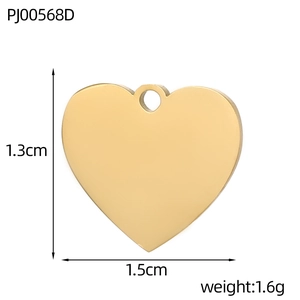Vue détaillée d'un pendentif cœur doré avec dimensions de 1,5 cm de large et 1,3 cm
