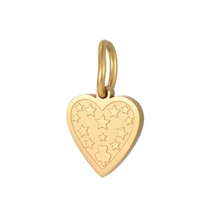 Gros plan du pendentif cœur doré avec gravures d'étoiles et de trèfle élégant