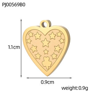Pendentif cœur doré avec motifs étoile et trèfle montrant les dimensions 1,1x0,9cm