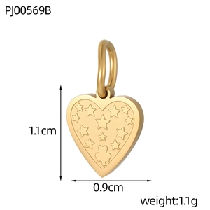 Macro d'un pendentif coeur en plaqué or 18k avec trèfle et étoile, taille 1,1x0,9 cm