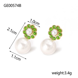 Detalle de pendientes de perlas en forma de flor con cristales verdes y medidas