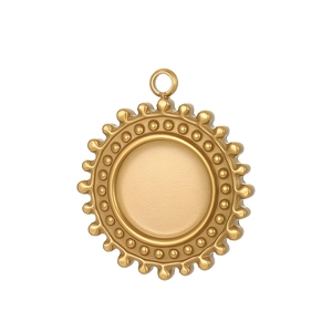 Détail macro d'un pendentif doré rond avec anneau intérieur perlé et bords festonnés