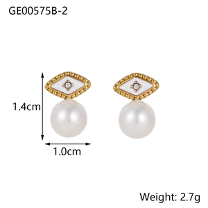 Vista detallada de pendientes de rombo con perla blanca y marco dorado de 1.4cm