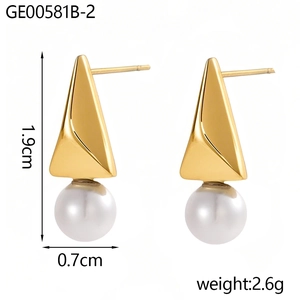 Detalle de pendientes geométricos en oro de 18K con perlas blancas y triángulo