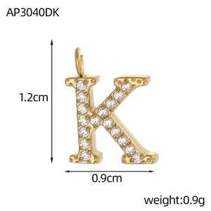 Vue détaillée du pendentif lettre K doré avec oxydes de zirconium et mesures de précision