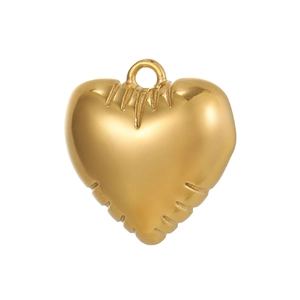 Detail van een gouden hartvormige hanger in satijnlook met radiale gegraveerde patronen