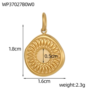 Detailansicht goldener Sonnenstrahl-Anhänger mit Maßen 1.8cm mal 1.6cm auf weißem Grund