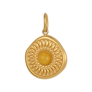 Makroaufnahme von rundem Edelstahl-Anhänger mit Sonnenblumen-Gravur und Bernstein-Stein