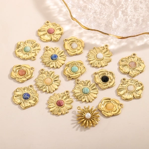 Pendentifs fleurs géométriques vintage dorés avec pierres naturelles colorées et anneaux