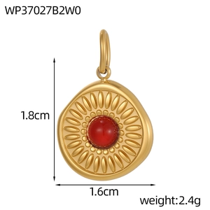 Makroansicht goldener Oval-Anhänger mit rotem Edelstein und Sonnenstrahl-Muster, 1,8x1,6cm