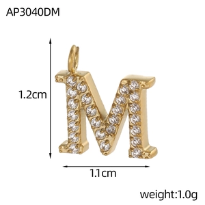 Détail du pendentif lettre M doré serti de zircons, dimensions 1,2 x 1,1 cm