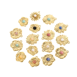 Pendentifs vintage en forme de fleurs avec pierres naturelles de couleurs variées
