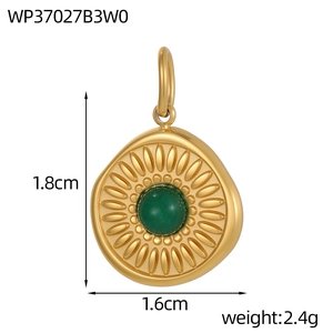 Makroaufnahme: Goldner Sonnenblumenanhänger mit grünem Stein, Größe 1,8cm x 1,6cm