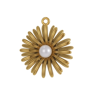Pendentif marguerite rétro en acier doré avec une perle blanche centrale sur fond blanc