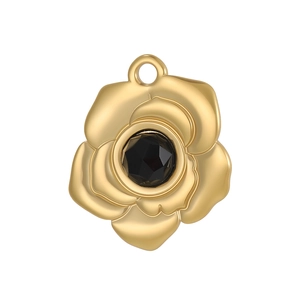 Détail d'un pendentif rose dorée orné d'une pierre précieuse noire facettée au centre
