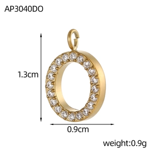 Vue détaillée des dimensions du pendentif anneau en acier doré serti de zircons