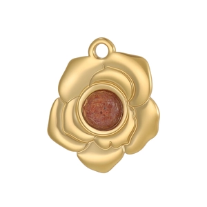 Gros plan détaillé d'un pendentif en forme de rose dorée avec une pierre brun-rouge