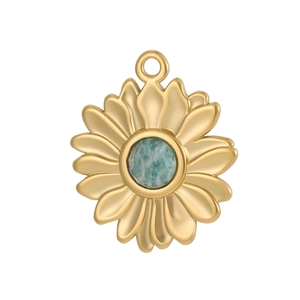 Détail macro d'un pendentif tournesol avec pierre naturelle bleue et fini doré