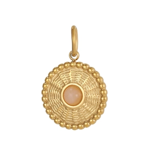Makroansicht eines goldenen Anhängers mit konzentrischen Texturen und rosa Edelstein