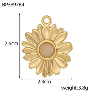 Détail du pendentif tournesol doré avec dimensions 2,6x2,3cm et poids 3,8g