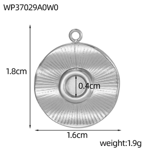 Silberner runder Sonnenanhänger Abmessungen mit 1,8cm Höhe und 1,6cm Breite Detail