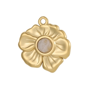 Détail d'un pendentif fleur dorée avec des pétales texturés et une pierre centrale