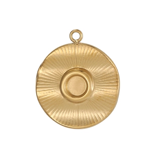 Detailansicht eines runden Edelstahl-Anhängers mit Sonnenstrahl-Muster für DIY-Schmuck