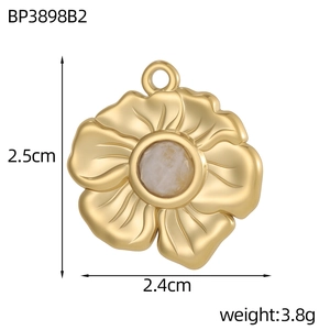 Détail du pendentif fleur avec pierre de marbre et pétales dorés de 2,5 cm de large